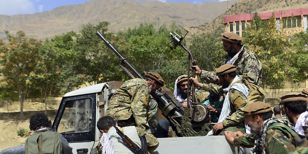 Milizionäre der Miliz von Massoud, Sohn von Shah Massoud, schieben ein Fahrzeug während einer Trainingsübung in der Provinz Pandschir. Eigenen Angaben wollen die militant-islamistischen Taliban die letzte noch nicht unter ihrer Kontrolle stehende ...