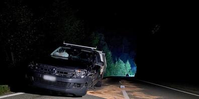 Bei einer Streifkollision wurde bei diesem Pick-up ein Vorderrad abgerissen, das dann in ein nachfolgendes Fahrzeug prallte.