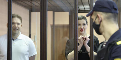 dpatopbilder - Maria Kolesnikowa (r), Oppositionsaktivisten, und Maxim Znak, führender Oppositioneller, nehmen an einer Gerichtsverhandlung teil. Kolesnikowa ist fast ein Jahr nach ihrer Festnahme im Zuge der Proteste in Belarus gegen Machthaber A...