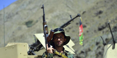 ARCHIV - Ein Milizionär der Miliz von Achmad Massud, dem Sohn von Achmad Shah Massud, steht in der Provinz Pandshir mit einem Gewehr Wache. Massud, Führer der Nationalen Widerstandsfront (NRF), hat zu einem nationalen Aufstand gegen die Taliban au...
