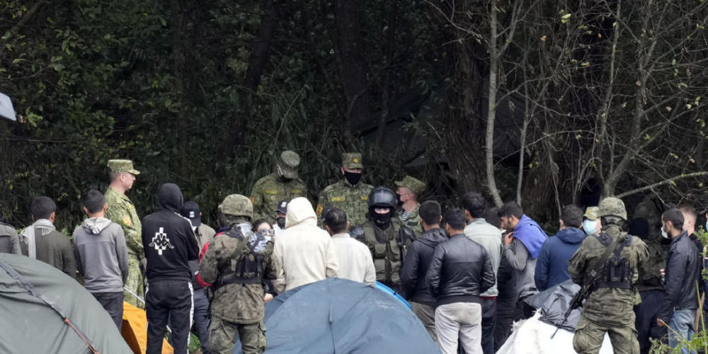dpatopbilder - Migranten, die an der Grenze zu Belarus festsitzen, werden von polnischen Beamten umstellt (01.09.2021). Laut Schätzungen des polnischen Grenzschutzes halten sich mehr als 10.000 Migranten aus Krisenregionen in Belarus auf. Foto: Cz...