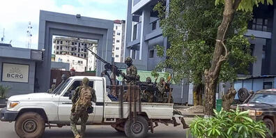 SCREENSHOT - Dieses Videostandbild zeigt nicht identifizierte Soldaten die in der Nähe des Büros des Präsidenten in Conakry, Guineas Hauptstadt, patrouillieren. Die Anführer der Putschisten haben Regierungsmitgliedern am Montag untersagt, das Land...