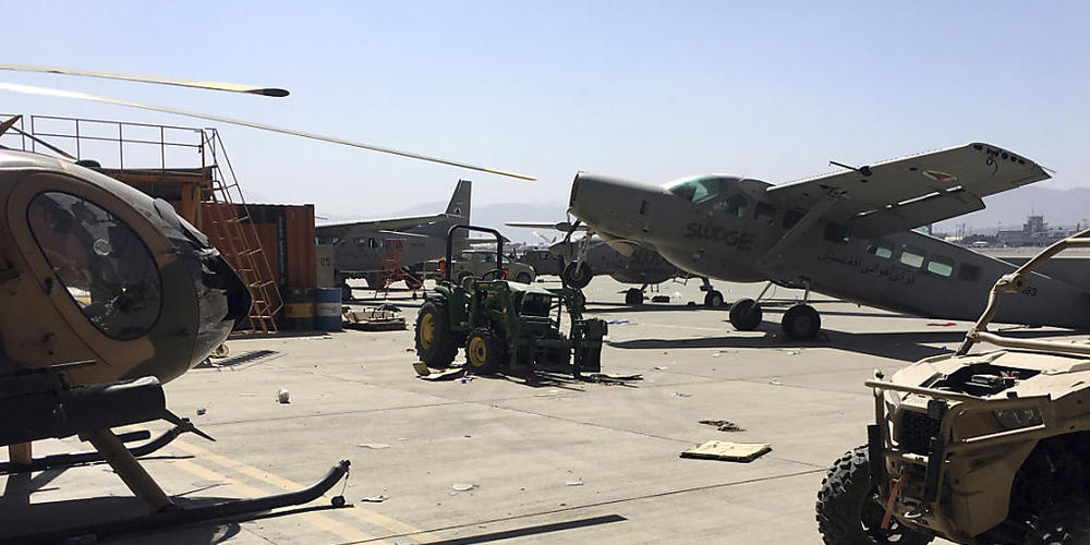 ARCHIV - Beschädigte Militärflugzeuge stehen auf dem internationalen Flughafen Hamid Karzai in Kabul. Die militant-islamistischen Taliban arbeiten an der Wiedereröffnung des Flughafens in der afghanischen Hauptstadt. Foto: -/AP/dpa