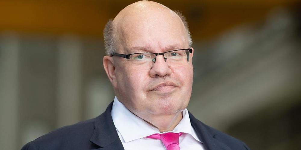 ARCHIV - Peter Altmaier (CDU), deutscher Bundesminister für Wirtschaft und Energie, steht in einer Halle für die Endmontage von Siemens Energy. Foto: Sebastian Kahnert/dpa-Zentralbild/dpa