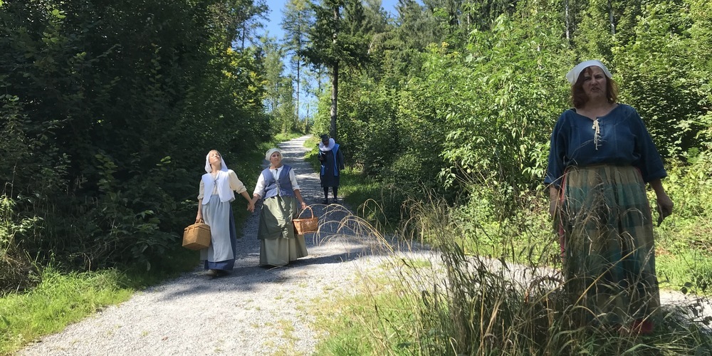 Die Kräuterfrau findet die Beziehung der beiden Frauen des Teufels.