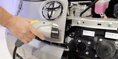Der japanische Autoriese Toyota nimmt viel Geld für die Batterieforschung in die Hand. Bis 2030 will Toyota insgesamt mehr als 13,5 Milliarden US-Dollar dafür investieren.(Archivbild)