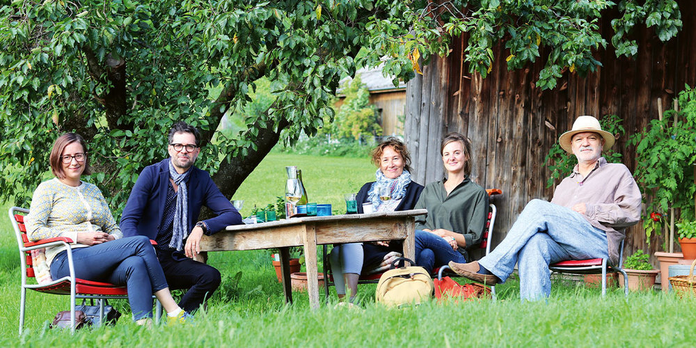 Der neue Stiftungsrat des Bündner Literaturpreises hat sich unter dem Zwetschgenbaum des Präsidenten  Köbi Gantenbein in Fläsch getroffen: Arianna Nussio (v.l.), Rico Franc Valär, Rita Schmid, Luzia Rageth und Köbi Gantenbein.