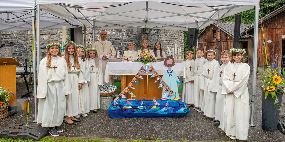 Die Erstkommunikanten (v.l.n.r): Dana Rizzi (Schiers), Malu Andrinet (Fideris), Ivana Martinovic (Fideris-Strahlegg), Sofia Giger (Jenaz), Bischofsvikar Andreas Fuchs, Alessia Leuwiler (Schiers), Sofia Arcamone (Fideris), Giulia Roberto (Grüsch), Elias Gschwend (Seewis-Pardisla), Lino Hartmann (Seewis-Schmitten), Jael Clavadetscher (Grüsch), Leandro Martins (Schiers), Constanca Nascimento (Schiers).