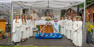 Die Erstkommunikanten (v.l.n.r): Dana Rizzi (Schiers), Malu Andrinet (Fideris), Ivana Martinovic (Fideris-Strahlegg), Sofia Giger (Jenaz), Bischofsvikar Andreas Fuchs, Alessia Leuwiler (Schiers), Sofia Arcamone (Fideris), Giulia Roberto (Grüsch), Elias Gschwend (Seewis-Pardisla), Lino Hartmann (Seewis-Schmitten), Jael Clavadetscher (Grüsch), Leandro Martins (Schiers), Constanca Nascimento (Schiers).
