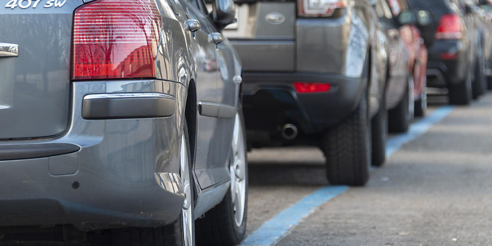 Eine 75-jährige Autolenkerin wurde beim seitlichen Einparkieren eingehend von einer Polizeipatrouille beobachtet. (Symbolbild)