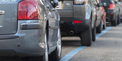 Eine 75-jährige Autolenkerin wurde beim seitlichen Einparkieren eingehend von einer Polizeipatrouille beobachtet. (Symbolbild)