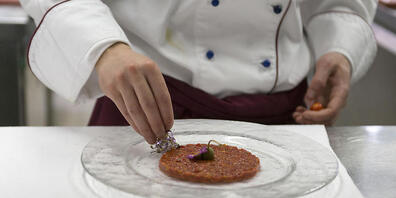 Es sind im Kanton Zürich wieder etwas mehr Stellen für Köche und Service-Kräfte ausgeschrieben - die Arbeitslosenquote bleibt im August 2021 mit 6,3 Prozent aber hoch. (Symbolbild)