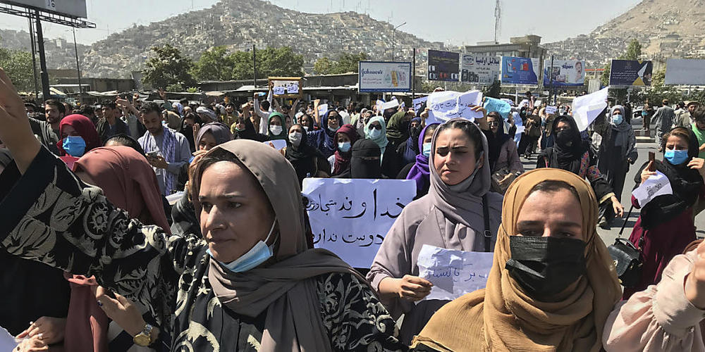 Afghanische Frauen halten einen Banner und rufen bei einer Anti-Pakistan-Demonstration in der Nähe der pakistanischen Botschaft in Afghanistans Hauptstadt Kabul Parolen. Foto: Wali Sabawoon/AP/dpa