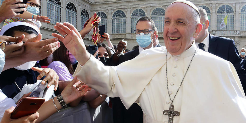 ARCHIV - Papst Franziskus grüßt während der Mittwochs-Generalaudienz im Hof von St. Damaso im Vatikan. Franziskus will die Kirche gemeinsam mit Laien weiterentwickeln. Foto: Evandro Inetti/ZUMA Wire/dpa