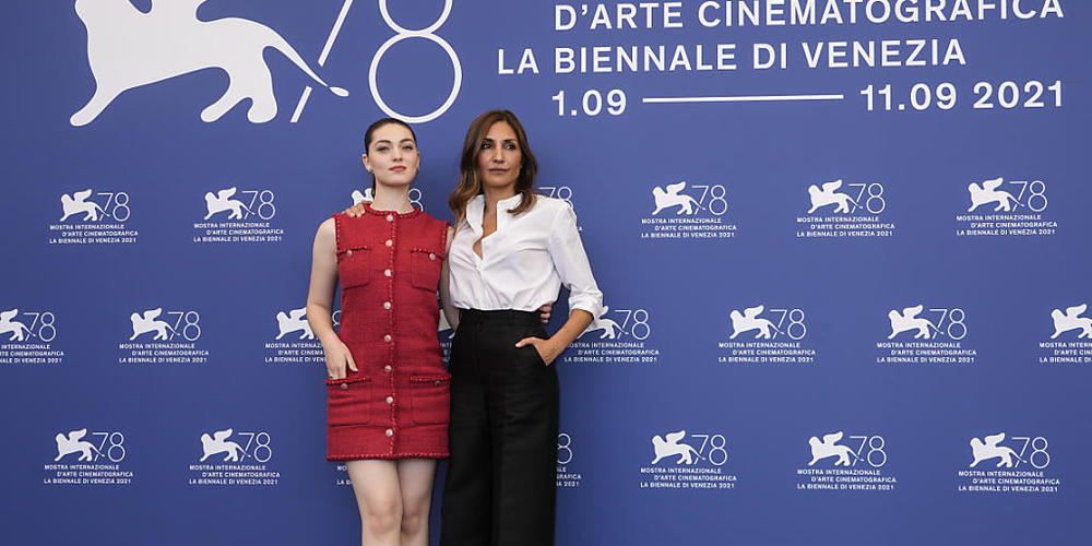 Schauspielerin Anamaria Vartolomei (l) und die Regisseurin Audrey Diwan beim Fototermin für den Film "L'evenement" ("Happening") während der 78. Ausgabe der Filmfestspiele von Venedig. In "L'evenement" wird der Kampf um Abtreibung thematisiert. Fo...