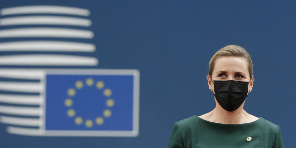 ARCHIV - Mette Frederiksen, Ministerpräsidentin von Dänemark, kommt zum Gipfel der EU-Staats- und Regierungschefs (24.06.2021). Frederiksen hat ein neues Reformpaket vorgestellt, das unter anderem einige Arbeitslose zur gemeinnützigen Arbeit verpf...