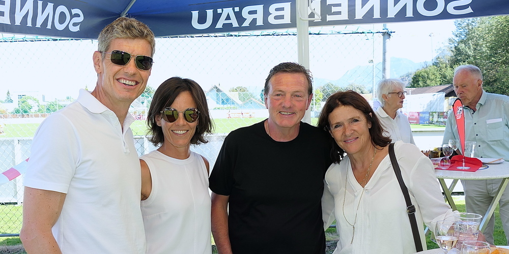 v.l. Raiffeisen-Chef Norbert Lüchinger mit Gattin Denise, sowie Romeo und Maria Lüchinger, die Eltern des Widnauer Trainerduos Andi und Daniel Lüchinger