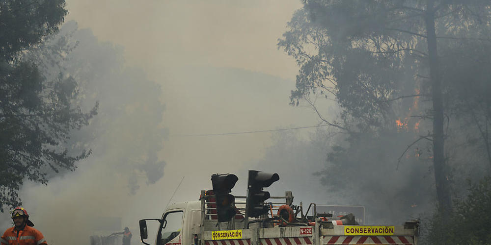 Forstbeamte sind während eines Waldbrandes in Ribas De Sil, in der Provinz Lugo, im Einsatz. Foto: Rosa Veiga/EUROPA PRESS/dpa