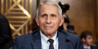 ARCHIV - Der US-Immunologe Anthony Fauci lächelt bei einer Anhörung des Senate Health, Education, Labor, and Pensions Committee (20.07.2021). Fauci, der zu den Beratern von US-Präsident Joe Biden zählt, warnte angesichts der Corona-Ausbreitung vor...