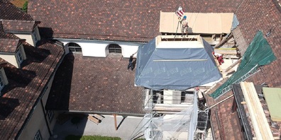 Der Dachstuhl wurde mit einem Kran über die Dächer gehievt und auf den vorbereiteten Platz gesetzt. 