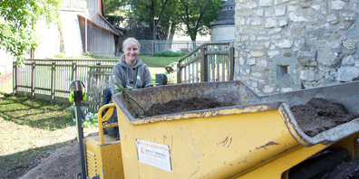 Die angehende Garten- und Landschaftsbauerin Lea Schüpbach hat Spass daran, mit der Maschine im Munotgraben zu wirken.