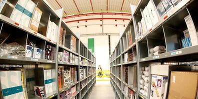 Neun von zehn Schweizer Internetshops sind laut einer Studie  während der Corona-Pandemie gewachsen. Im Bild ein Logistik- und Verteilzentrum von Amazon in Deutschland. (Archivbild)