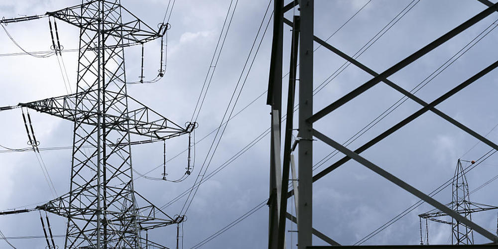 Der Strom wird für die Haushalte und das Gewerbe 2022 teurer: Strommasten in Niedergösgen SO. (Archivbild)