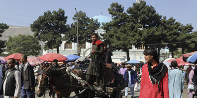 "Drohender ökonomischer Kollaps, Dürre, Hungersnot": Die Schweiz erhöht ihren Beitrag für Hilfe vor Ort in Afghanistan. Im Bild: Strassenszene in Kabul Anfang September.