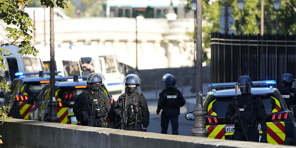 Sicherheitskräfte patrouillieren vor dem Justizpalast in Paris, in dem der Prozess um die Attentate vom 13. November 2015 stattfindet. Foto: Francois Mori/AP/dpa