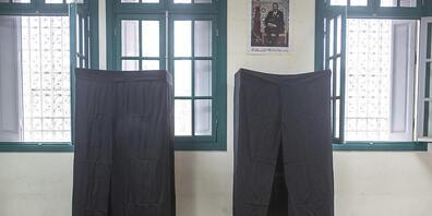 Ein Mann steht in einem Wahllokal in einer Wahlkabine und füllt seinen Stimmzettel aus. Zum dritten Mal nach der Verfassungsreform 2011 sind die Menschen in Marokko aufgerufen, ein neues Parlament zu wählen. Foto: Mosa'ab Elshamy/AP/dpa