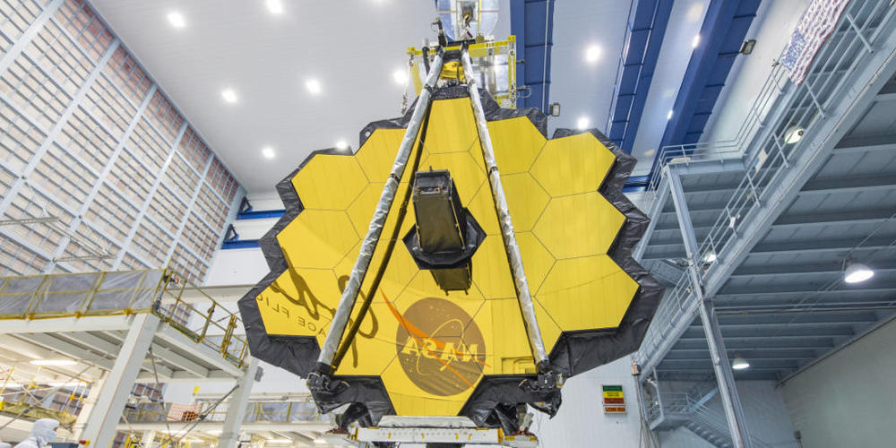 HANDOUT - Dieses von der NASA zur Verfügung gestellte Foto zeigt Techniker, die die Spiegelbaugruppe des «James Webb»-Teleskops im Goddard Space Flight Center der NASA anheben. Mit Jahren Verzögerung wollen Raumfahrtbehörden das gigantische «James...