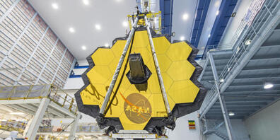 HANDOUT - Dieses von der NASA zur Verfügung gestellte Foto zeigt Techniker, die die Spiegelbaugruppe des «James Webb»-Teleskops im Goddard Space Flight Center der NASA anheben. Mit Jahren Verzögerung wollen Raumfahrtbehörden das gigantische «James...