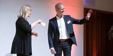 NeoVac CEO Patrik Lanter mit Daniela Lager vom SRF, die den Abend moderiert hat