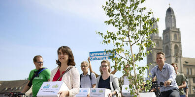 Zweimal rund 5700 Unterschriften: Vertreterinnen und Vertreter von Umverkehr und Partnerorganisationen haben am Dienstag ihre Stadtklima-Initiativen in Zürich eingereicht.