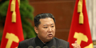 HANDOUT - Dieses von der staatlichen nordkoreanischen Nachrichtenagentur KCNA am 03.09.2021 zur Verfügung gestellte Foto zeigt Kim Jong Un, Machthaber von Nordkorea, der während einer Sitzung des Politbüros eine Rede hält. Foto: -/KCNA/dpa - ACHTU...