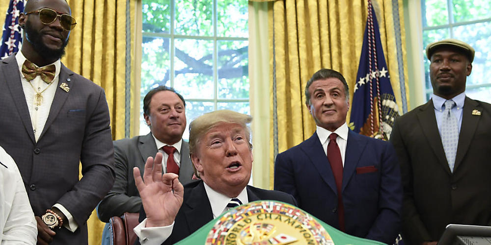Der frühere US-Präsident Donald Trump (Bildmitte) wird einen Boxkampf zwischen Evander Holyfield und Vitor Belfort kommentieren. (Archivbild)