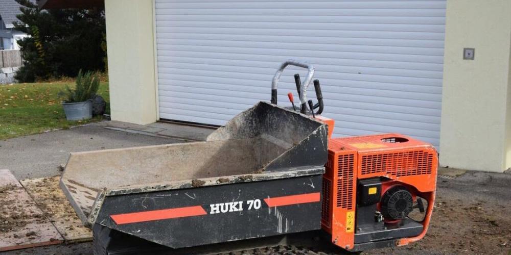 Bei der Arbeit mit einem Raupenkipper hat sich in Herisau ein 18-jähriger Mann verletzt.