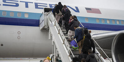 HANDOUT - Evakuierte aus Afghanistan besteigen ein Flugzeug am Luftwaffenstützpunkt Ramstein - es ist der letzte Flug in die Vereinigten Staaten. Mit diesem Flug hat die USA die Evakuierung von Afghanen über ihren Luftwaffenstützpunkt Ramstein in ...