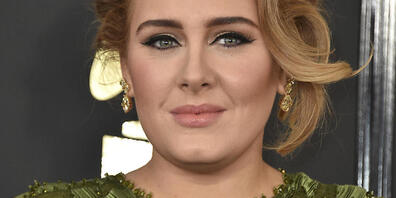 ARCHIV - Die britische Sängerin Adele, aufgenommen bei der 59. Verleihung der Grammy Awards im Staples Center, bevor sie erschlankte. Foto: Jordan Strauss/Invision/AP/dpa