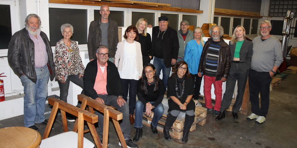 Stellen gemeinsam aus (von links): Jürg Jenny, Erna Lang, Andreas Inauen, Hannes Bodmer, Margit Bartl-Frank, Eva Wrann, Maria Xagorari, Kuspi021,Paolo Pelusi, Marina Köppel, Päuli Wiesner, Willi Keller, Natalie Pfennich und Thomas C. Jutz. Auf dem Bild fehlt Marta Büchler.