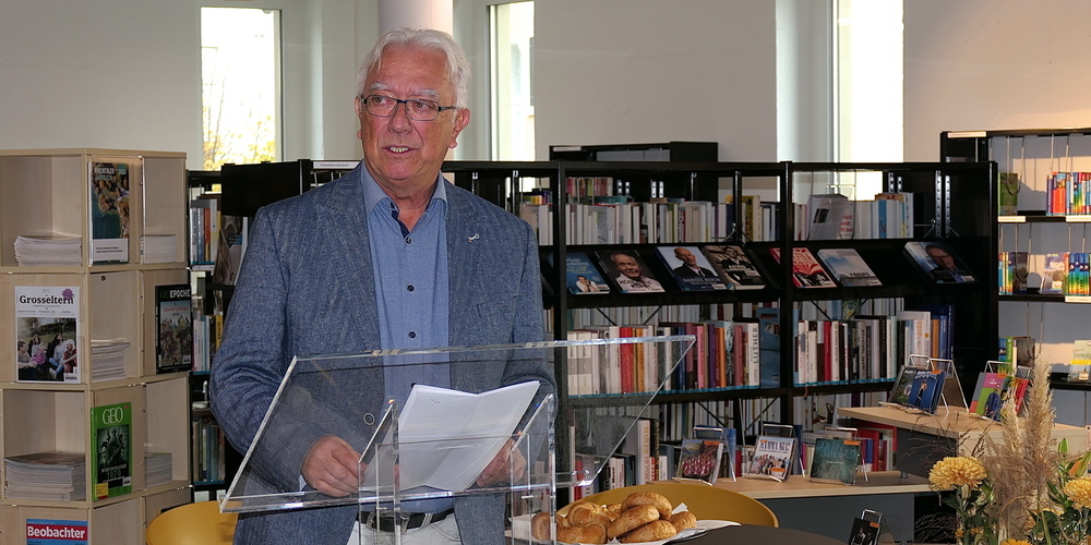 Hans-Peter Enderli, Präsident von «biblioRii» durfte die neue Bibliothek im Freihof-Areal eröffnen