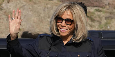 Brigitte Macron, Ehefrau des französischen Präsidenten Macron, trifft im Kolosseum ein, während die Ehepartner der am G20-Gipfel teilnehmenden Staats- und Regierungschefs das Kolosseum besuchen. Foto: Alessandra Tarantino/AP/dpa