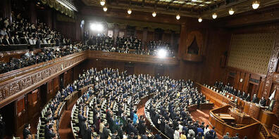 Japanische Abgeordnete im Parlament. In Japan hat die Wahl zum Unterhaus begonnen. Foto: Eugene Hoshiko/AP/dpa