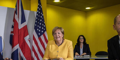 dpatopbilder - Joe Biden (l-r), Präsident der USA, Angela Merkel (CDU), geschäftsführende Bundeskanzlerin, und Olaf Scholz (SPD), Bundesfinanzminister und Kanzlerkandidat, nehmen an einem gemeinsamen Treffen am Rande des G20-Gipfels teil. Foto: Ol...
