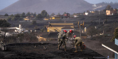 Der Vulkan auf der spanischen Kanareninsel La Palma spuckt seit sechs Wochen Lava. Das Naturspektakel lockt unzählige Touristen auf die Insel. Foto: Emilio Morenatti/AP/dpa