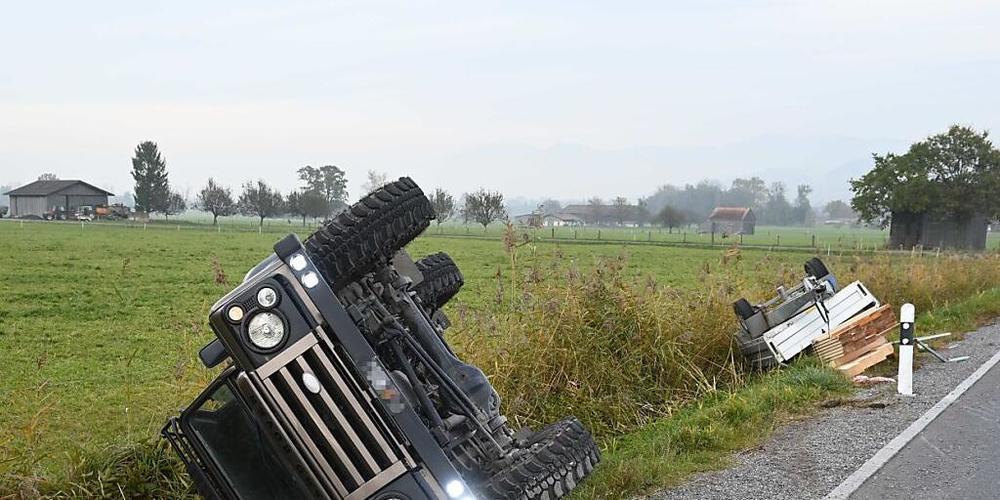 Der Anhänger geriet beim Beschleunigen ins Schlingern, worauf der Autolenker die Kontrolle über das Gespann verlor.