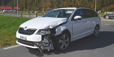 Die leicht verletzte Autofahrerin musste vom Rettungsdienst ins Spital gebracht werden.