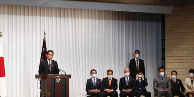 Fumio Kishida (l), Premierminister von Japan und Vorsitzender der regierenden Liberaldemokratischen Partei (LDP), wertet den Sieg der Regierungskoalition bei der Unterhauswahl trotz der Verluste als ermutigenden Auftrag der Wähler. Foto: Rodrigo R...
