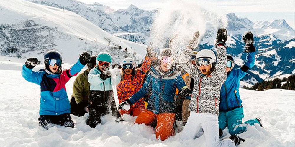 Im traditionellen Juskila lernen die Teilnehmer:innen in einer fröhlichen und unbeschwerten Atmosphäre viel mehr als nur Schneesport kennen.