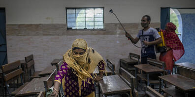 ARCHIV - In Neu Delhi wird ein Klassenzimmer desinfiziert. Foto: Altaf Qadri/AP/dpa